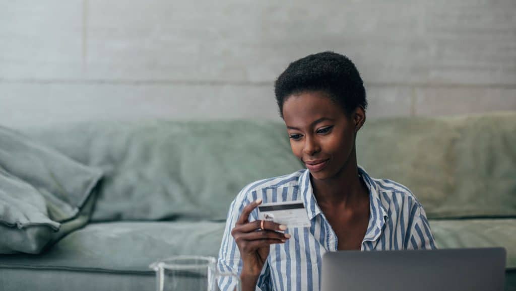 woman-onlineshopping-creditcard_SOPL18137_1523420_st_1560x880